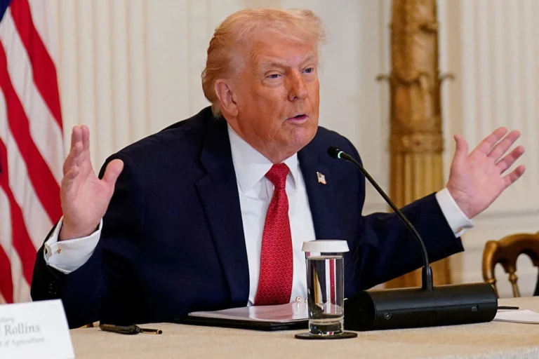 Trump: militares devem largar armas e população usar momento para tomar Irã