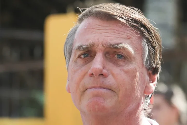 Bolsonaro mantém boa evolução clínica, diz boletim médico