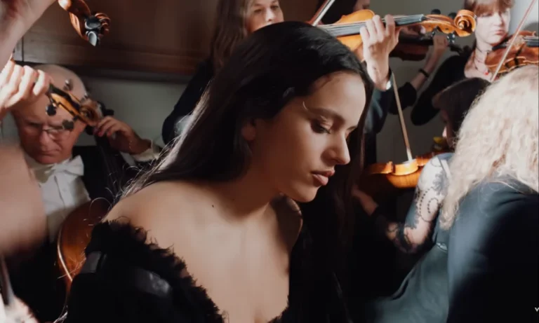 Rosalía interrompe show na Itália após mal-estar; veja momento