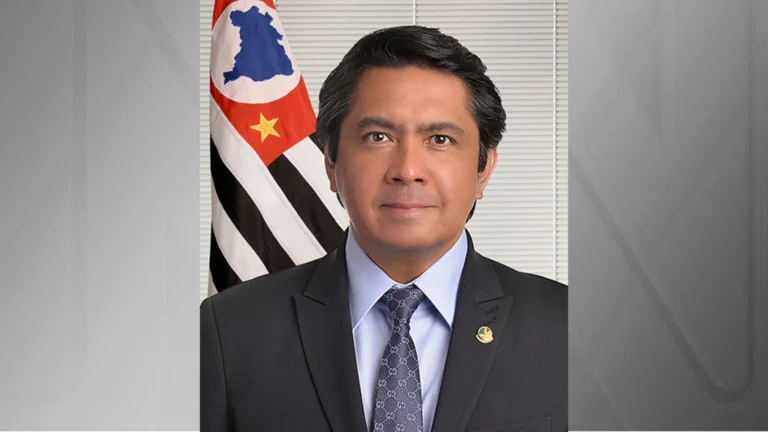Senador é autuado por dirigir sem placa, com giroflex e CNH vencida em SP