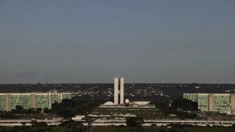 Datafolha: descrédito de instituições cresce; 52% desconfiam de partidos