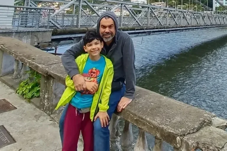 “Destroçado”, diz humorista ao detalhar velório do filho de 9 anos