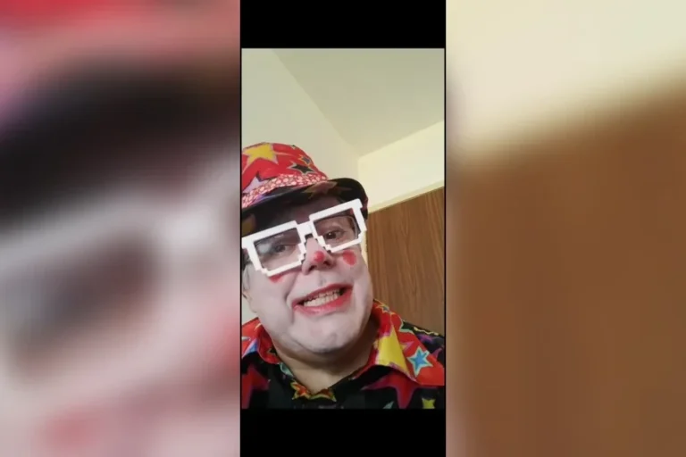 “Professor palhaço” é denunciado por tentar beijar alunos em universidade. Veja vídeo