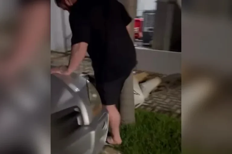 Após discussão, personal destrói moto da namorada e a ameaça de morte. Veja vídeo