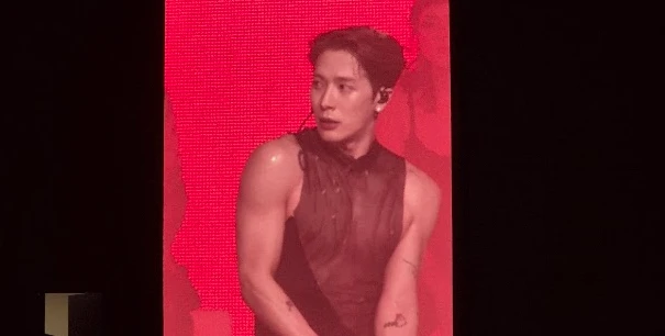 Jackson Wang entrega performance teatral intimista em show no Brasil; veja