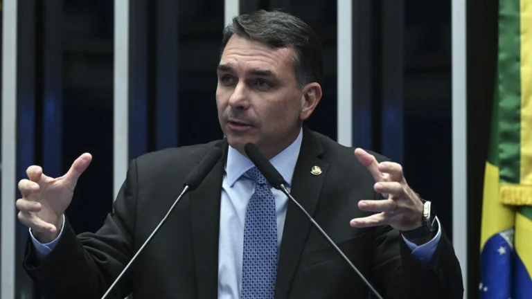 Flávio é aconselhado a firmar compromisso com estabilidade democrática