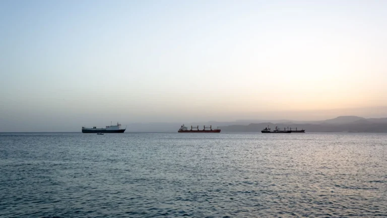 Irã ameaça navegação no Mar Vermelho se bloqueio dos EUA continuar