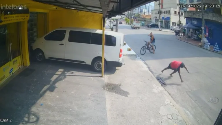 Homem é baleado por atirador em bicicleta em rua do RJ; veja vídeo