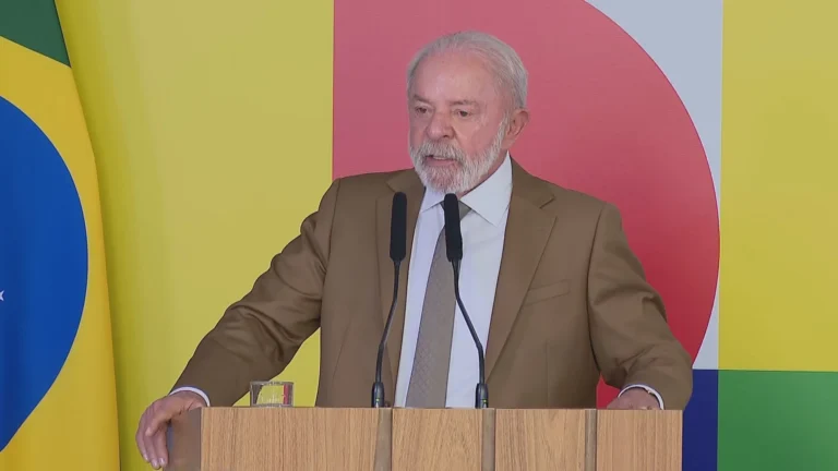 Lula diz que Ramagem tem que voltar ao Brasil para “cumprir sua pena”