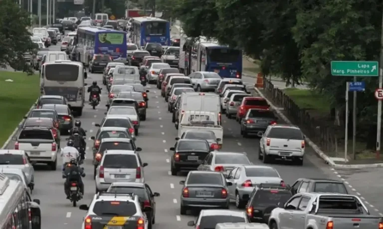 Chuva reduz velocidade no trânsito em SP em quase 15%, aponta estudo