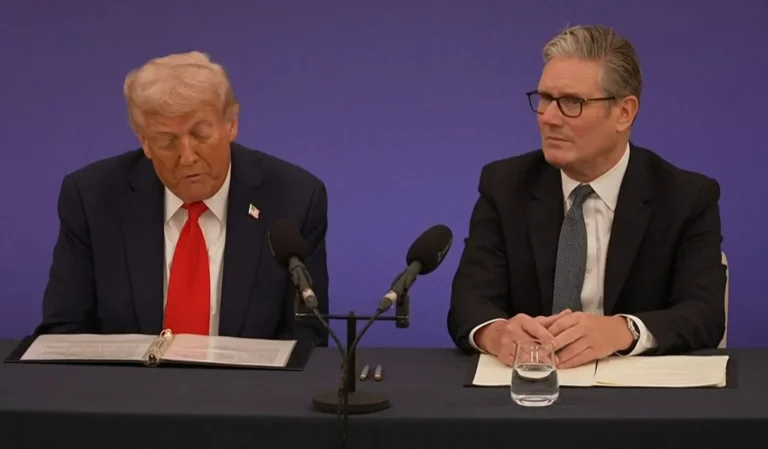 Starmer diz que discutiu opções militares para Ormuz com Trump