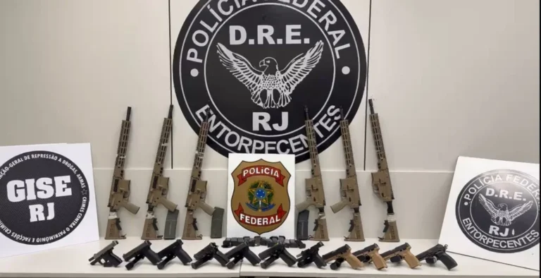 PF apreende arsenal com seis fuzis e 11 pistolas na Via Dutra (RJ)