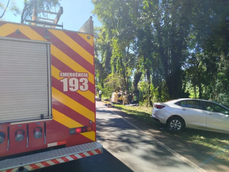 Acidente envolvendo carro que transportava pacientes deixa quatro mortos