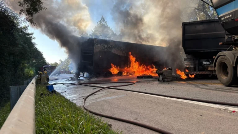 Colisão entre caminhões deixa morto e interdita BR-392 no RS
