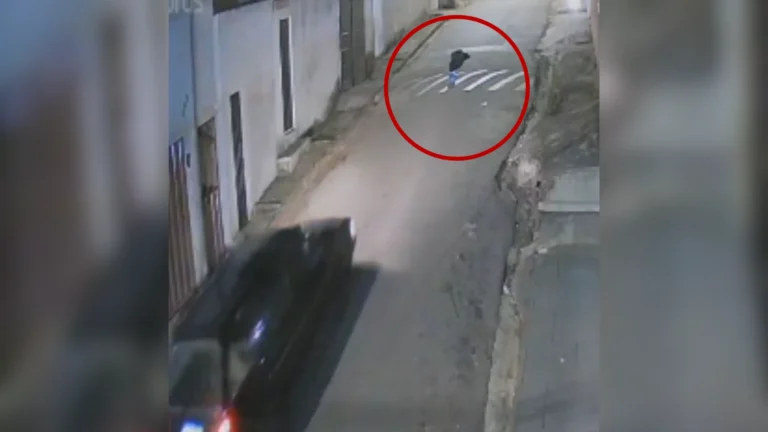 Vídeo: Mulher embriagada deita na rua e é atropelada por carro em MG