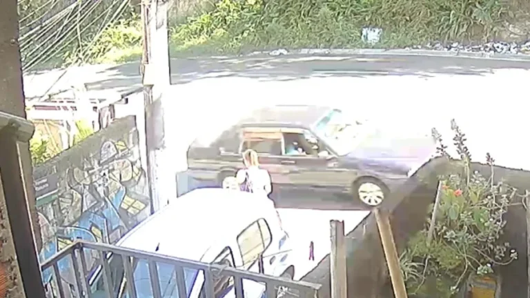 Mulher de 42 anos morre atropelada por carro roubado na zona oeste. Vídeo