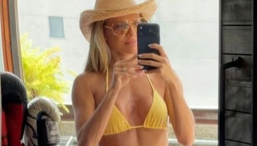 Deborah Secco mostra barriga trincada em novas fotos