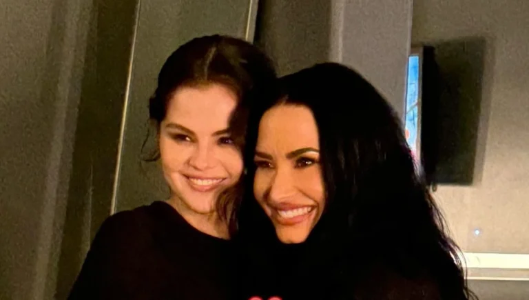 Selena Gomez prestigia abertura da turnê de Demi Lovato: “Estou em prantos”