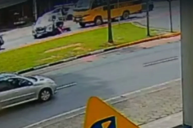 Empresário é preso após jogar carro contra entregadora em moto. Veja