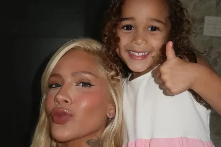 Karoline Lima detalha diagnóstico da filha e explica “perninhas moles”