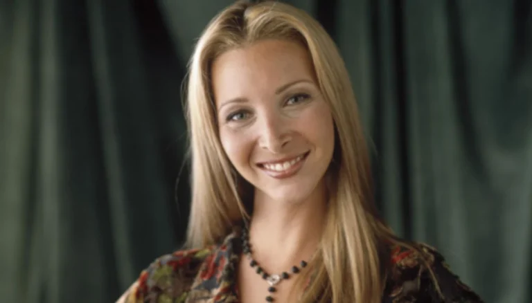Lisa Kudrow diz que se sentia excluída em “Friends”: “Ninguém se importava”