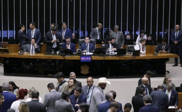 PEC 6×1: governo resiste à transição e oposição quer regime alternativo