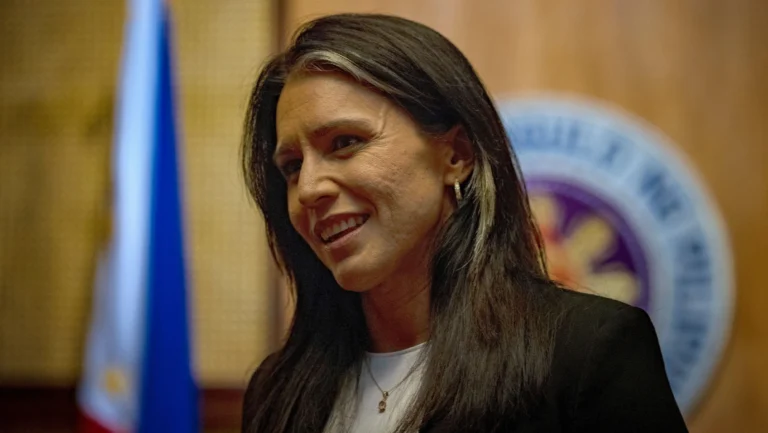 Diretora de Inteligência Nacional dos EUA renuncia ao cargo