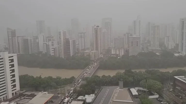 Chuvas e máxima de 28ºC: veja como fica o tempo em Recife nesta semana