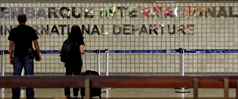 PF investiga agressão à mulher durante voo da KLM vindo de Amsterdã