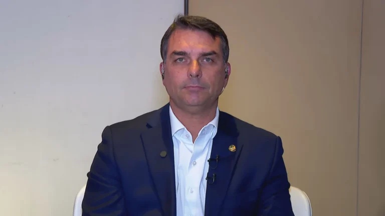 Flávio visitou Vorcaro após ex-banqueiro ser preso em 2025