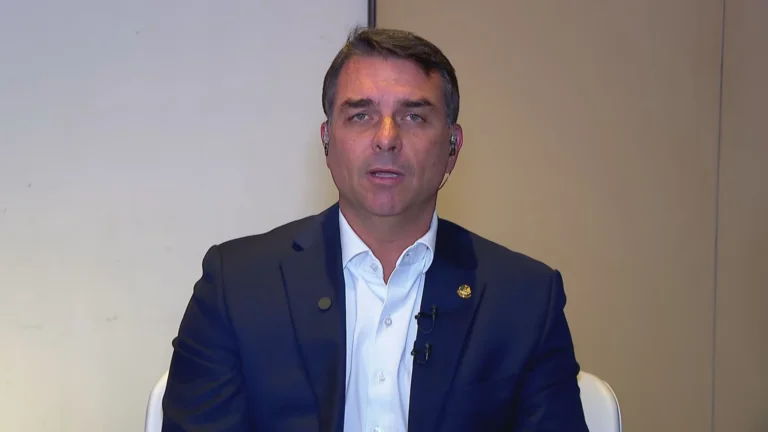 À CNN, Flávio diz: “Estou 100% disposto” a abrir contrato