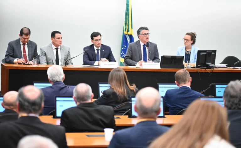 Adiamento do relatório da 6×1 marca disputas pela transição e compensação