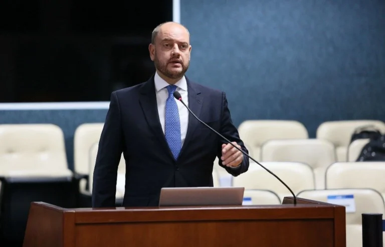 Escutas são encontradas em gabinete de governador interino do RJ