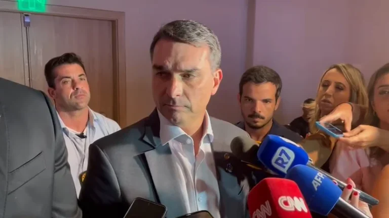 Estrategista digital é nova baixa na campanha de Flávio