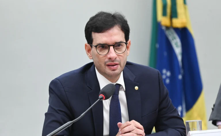 Relator da PEC 6×1 adia apresentação de relatório na Câmara