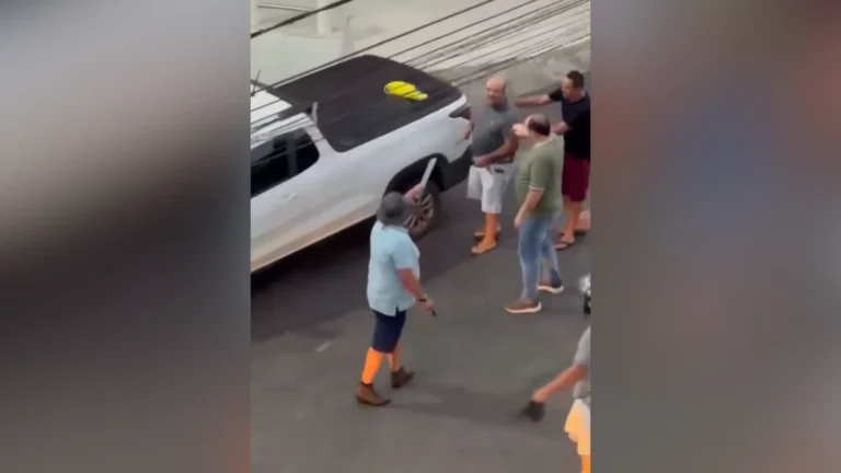 Vídeo: Homens usam facas para brigar após discussão de trânsito em PE