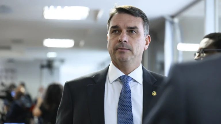 Itamaraty avalia que ida de Flávio aos EUA não justificava uso de embaixada