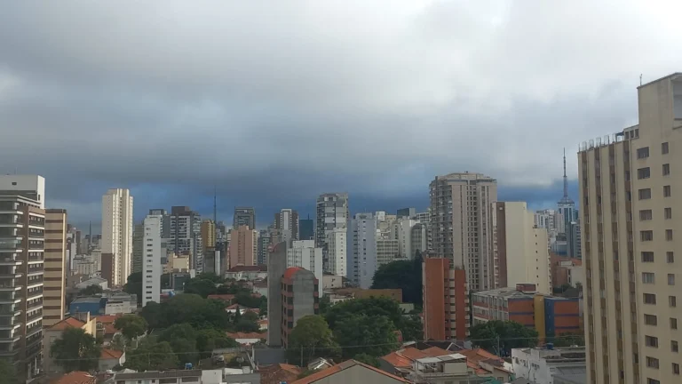 Frente fria leva chuva forte a SP e temporais ao Sul neste fim de semana