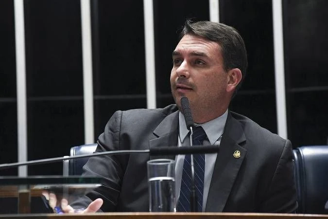 Aliados de Flávio fazem “raio-x” de crise e preparam pacote de reação