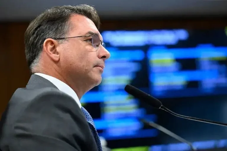Governistas fazem ofensiva após suposto áudio de Flávio a Vorcaro