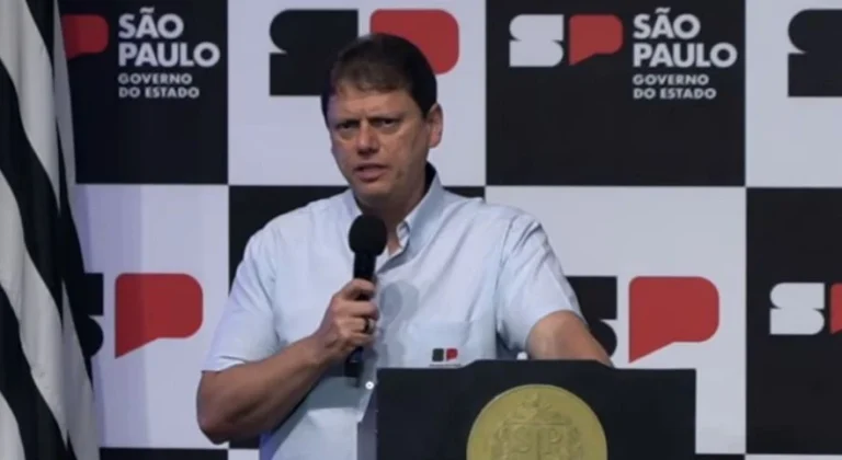 Tarcísio diz que Flávio deve “continuar dando esclarecimentos” sobre Master