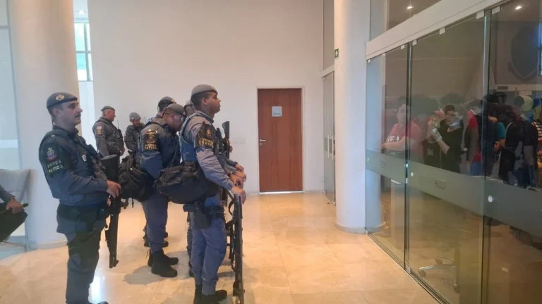 Estudantes ocupam reitoria da USP; instituição cita escalada de violência