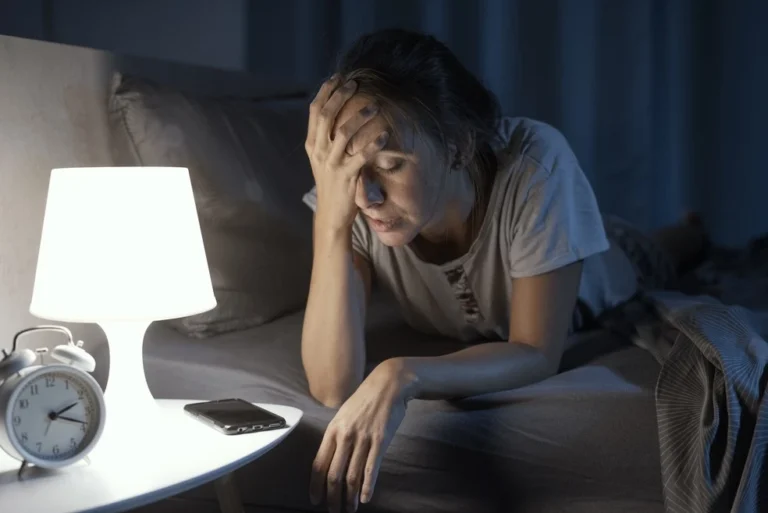 Dormir pouco ou demais pode acelerar envelhecimento do corpo e aumentar risco de doenças, diz estudo