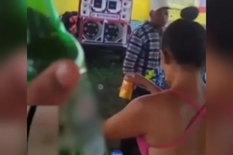 Mãe é flagrada em festa antes de prisão por morte de 3 filhos. Veja vídeo