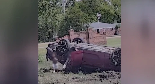 Vídeo: Criança sai andando de carro que capotou durante perseguição nos EUA