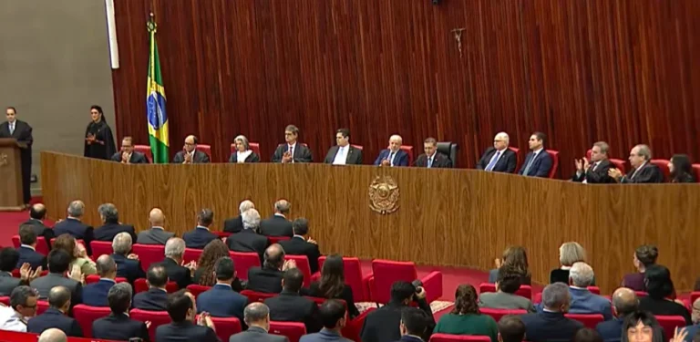 Ao lado de Lula, Alcolumbre não aplaude Messias durante posse no TSE