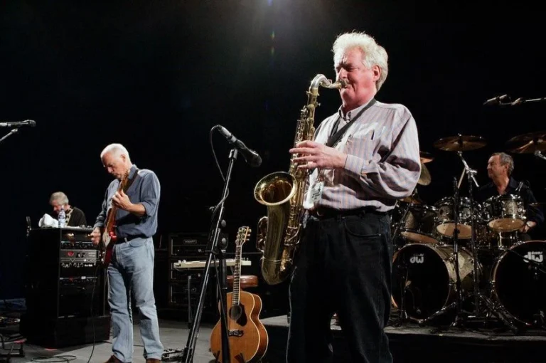 Morre Dick Parry, saxofonista do Pink Floyd, aos 83 anos