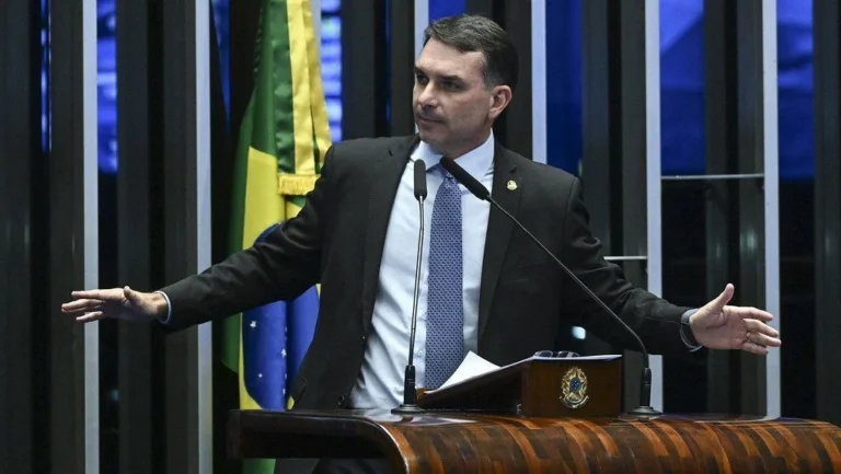 Em breve vocês saberão com quem será a reunião na Casa Branca, diz Flávio