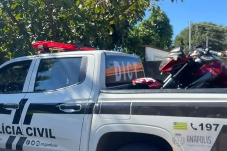 Motociclista empina moto e atropela mulher grávida e duas crianças