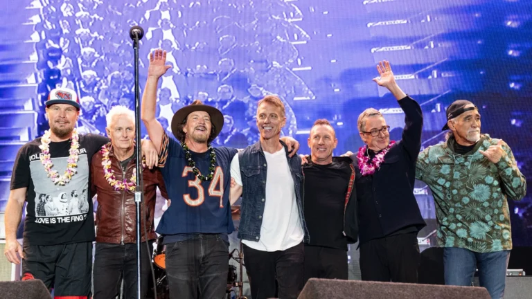 Pearl Jam anuncia primeiro show após saída do baterista